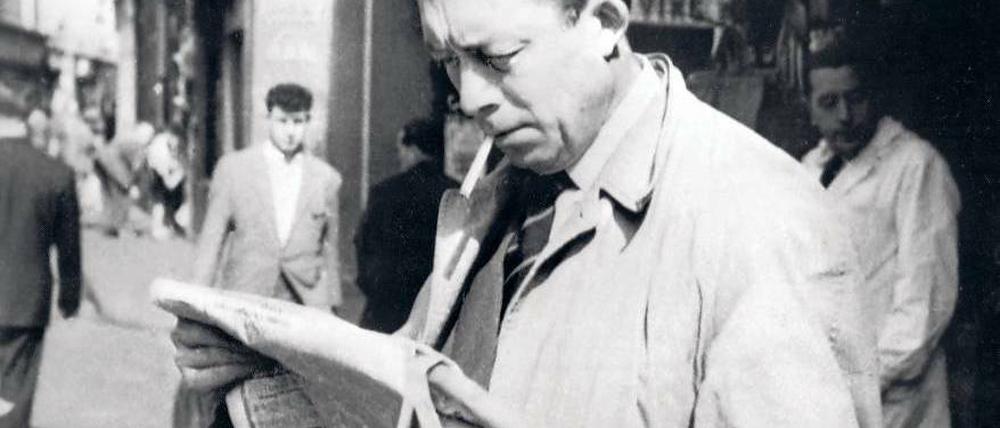Albert Camus auf einem Foto aus dem Jahr 1959, ein Jahr später stirbt er nach einem Unfall auf einer französischen Allee.