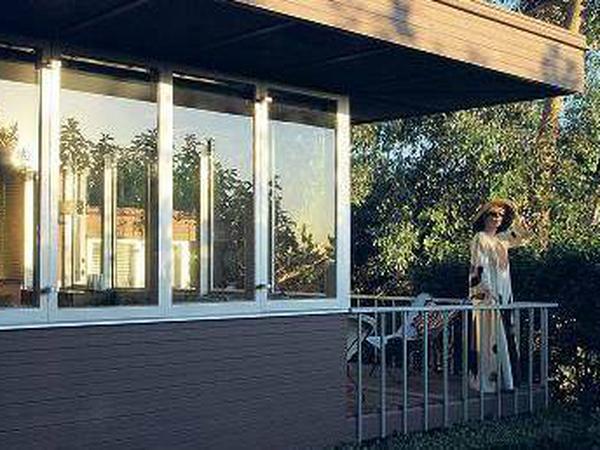 Schauspielerin Ann Magnuson auf der Terrasse ihres Hauses.