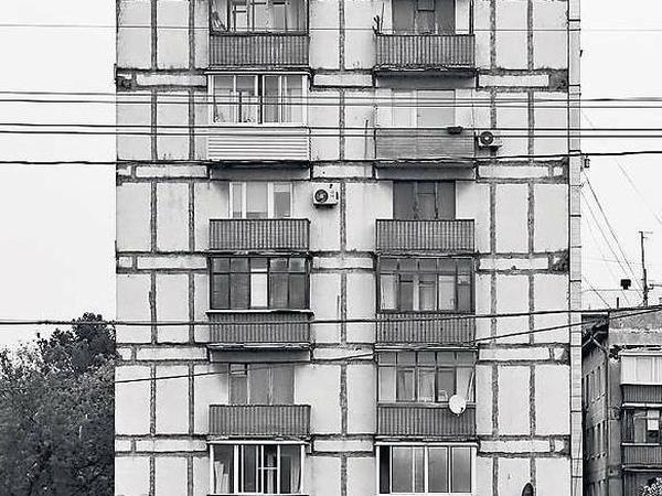 Bauen unter Chruschtschow. Neungeschossiger Wohnungsbau der Serie II-18, die Konstruktionsweise ist deutlich an der Fassade ablesbar.