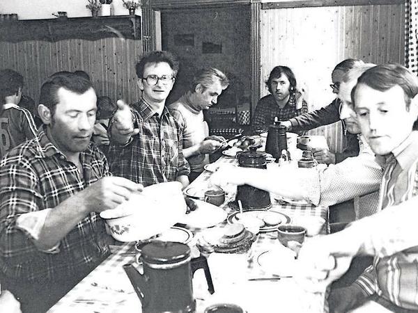 Familiäre Kommune. Heinz Nietsche (mit Brille) in den 70er Jahren beim Mittagessen mit den Patienten.