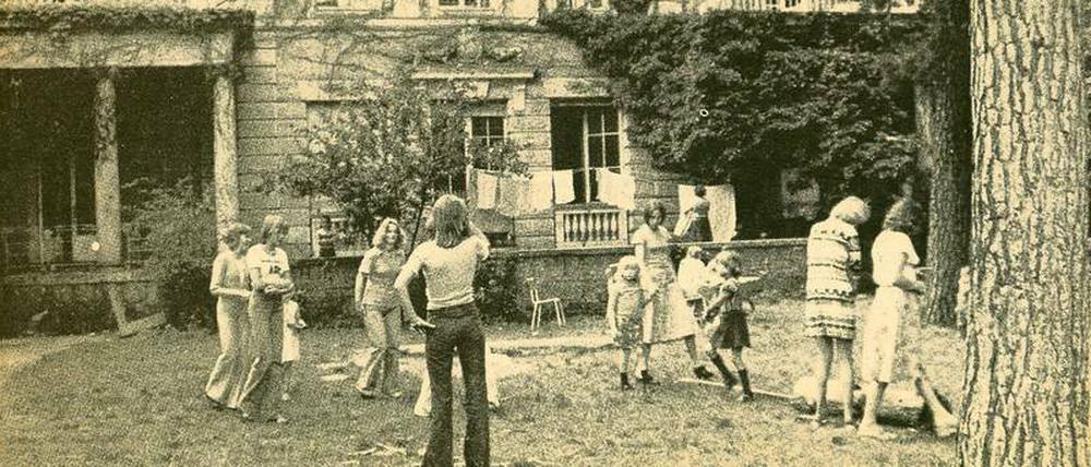 Zufluchtsort. Im November 1976 war Eröffnung. Im Haus, das für 70 Frauen und Kinder ausgelegt war, lebten bald bis zu 150.