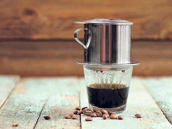 Tropf, tropf. Langsam läuft der Kaffee durch den Phin-Filter. Coffee to go ist in Vietnam ein Fremdwort.