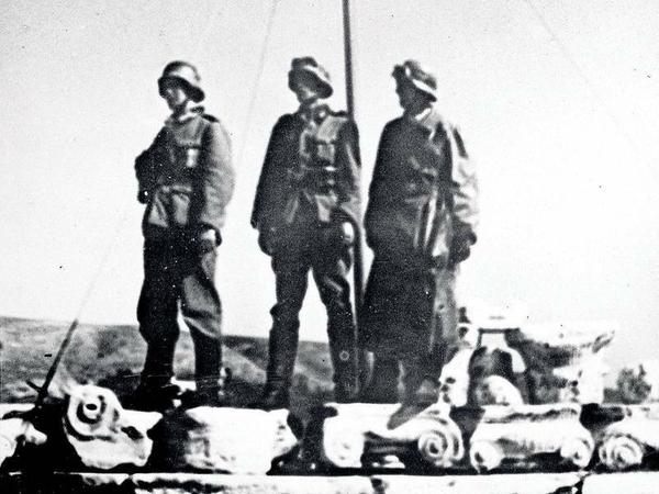 Am 27. April besetzten die Nazis Athen und hissten auf der antiken Festung die Hakenkreuzfahne. Drei Tage später war diese verschwunden. 