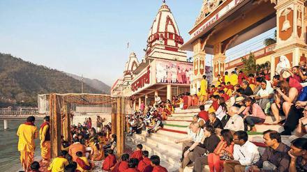 Lebensader Ganges. Pilger in Rishikesh bereiten das Aarti-Ritual vor.