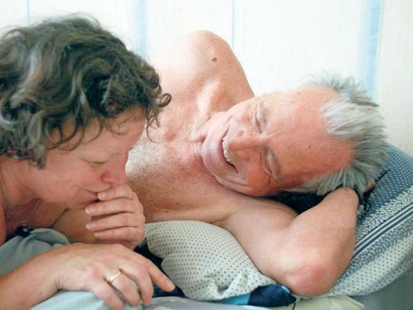 "Wolke 9". Inge (Ursula Werner) und Karl (Horst Westphal) genießen Liebe und Sexualität in vollen Zügen. 