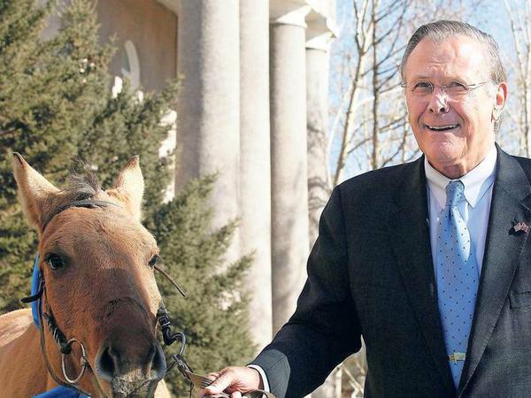 Präsent auf vier Hufen. Donald Rumsfeld, Ex-Verteidigungsminister der USA, mit seinem mongolischen Pferd. 