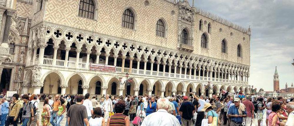 Täglich strömen tausende Touristen zum Markusplatz und dem Dogenpalast, um den Themenpark Veniceland zu besichtigen. 