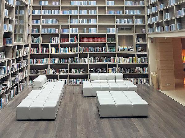 Taipeh. In der ersten Etage des Gaia Hotel kann man Bücher lesen und kaufen.
