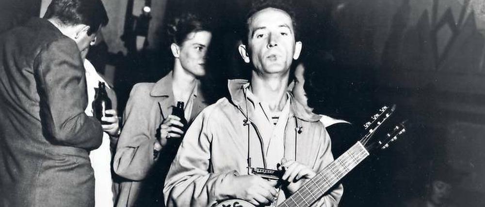 Der Kämpfer. Jeder seiner zahlreichen Gitarren verpasste Woody Guthrie die Aufschrift „This Machine Kills Fascists“.