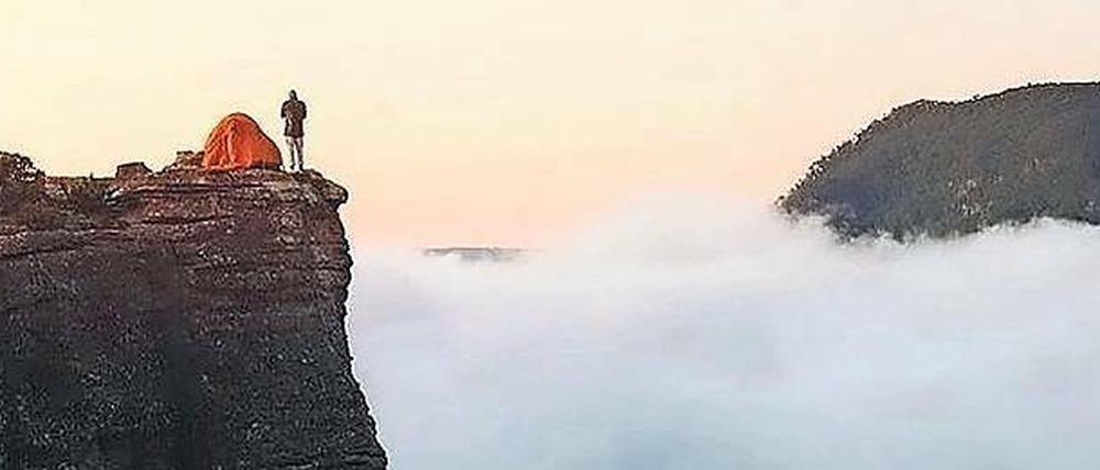 Über den Wolken. Der Instagram-Account "youdidnotsleepthere" sammelt Fotos von extravaganten Schlafplätzen - wie dieser des australischen Fotografen Ben Leo Davis. 