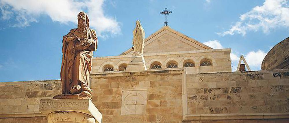 Eine Figur des heiligen Hieronymus steht am 19.10.2016 auf einer Stele im Innenhof der Geburtskirche in Bethlehem. 