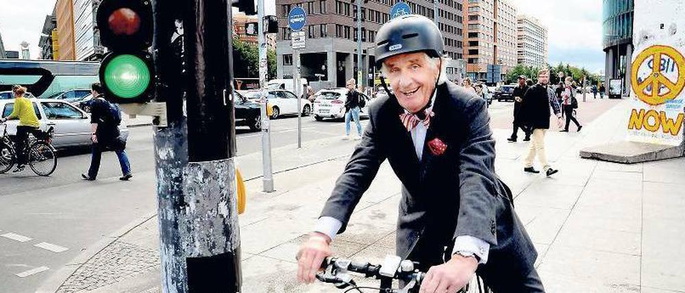 Fest im Sattel. Durch Berlin bewegt sich Peter Raue mit dem Fahrrad – grundsätzlich. Der 73-Jährige freut sich, wenn er mal wieder zwei Minuten schneller war als der Freund im Maybach.