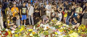 Tag der Trauer. Menschen strömten am Freitag zur niederländischen Botschaft in Kiew und legten dort Blumen nieder.