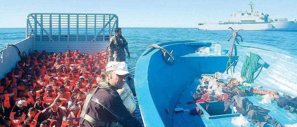 Geraten Flüchtlinge in Seenot, gibt der Priester Mussie Zerai die GPS-Daten des Bootes an die italienische Küstenwache weiter. Seit dem Unglück vor Lampedusa 2013 habe die Marine immer reagiert.