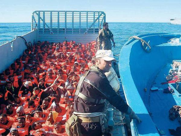 Geraten Flüchtlinge in Seenot, gibt der Priester Mussie Zerai die GPS-Daten des Bootes an die italienische Küstenwache weiter. Seit dem Unglück vor Lampedusa 2013 habe die Marine immer reagiert.