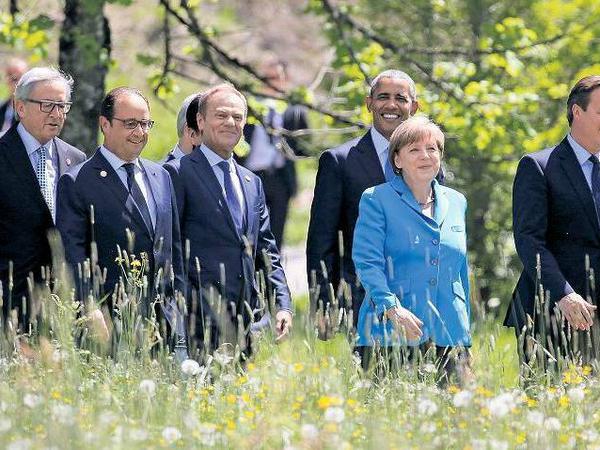 Regierungschefs unternehmen einen Spaziergang beim G7-Treffen