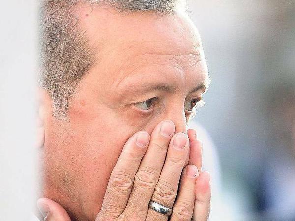 Demokratie tut weh. Der türkische Präsident Erdogan ist am Wahlabend tief gefallen, weil er für sich und seine AKP zu hohe Ziele setzte.