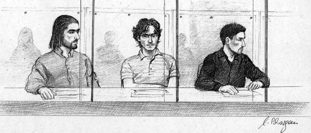 Ohne Reue. Mutlu (von links) und Alpasland Sürücü stehen in Istanbul vor Gericht. Die Zeichnung zeigt sie beim Berliner Prozess 2006. Rechts: der jüngste Bruder und Todesschütze Ayhan. 