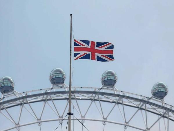 Auch am London Eye wehen die Fahnen auf Halbmast. 