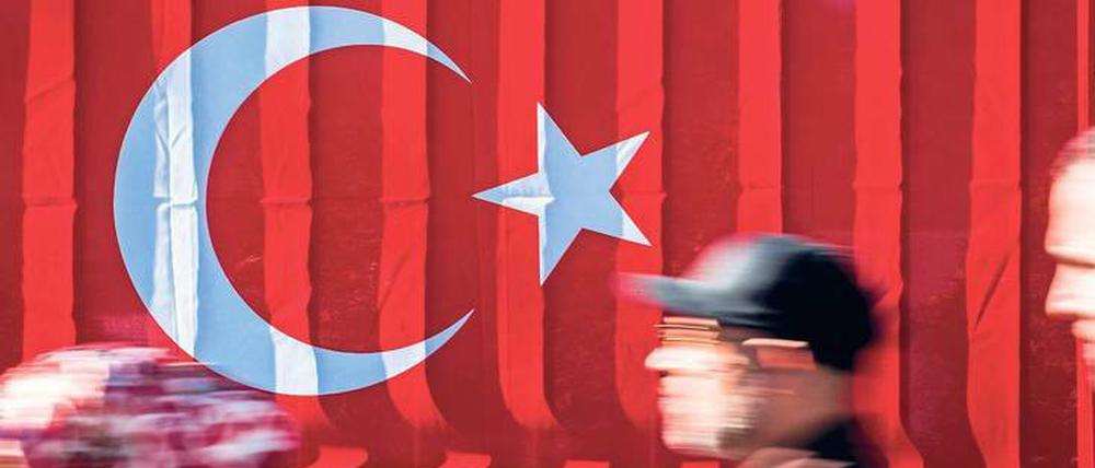 Qual der Wahl. Im türkischen Konsulat in Berlin darf über die Einführung des umstrittenen Präsidialsystems in der Türkei abgestimmt werden. Deutsche Behörden warnten aber vor Repressalien.