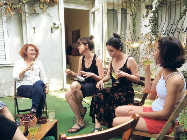 Im Künstlerkollektiv diskutieren die Frauen die politische Situation in der Türkei.
