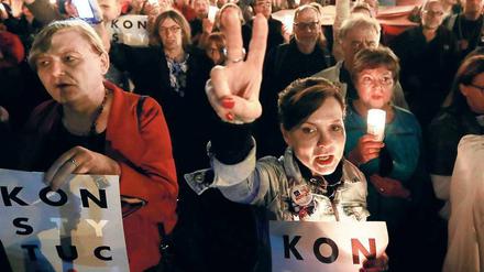 In Warschau und im ganzen Land kommen Menschen zu Kundgebungen zusammen.
