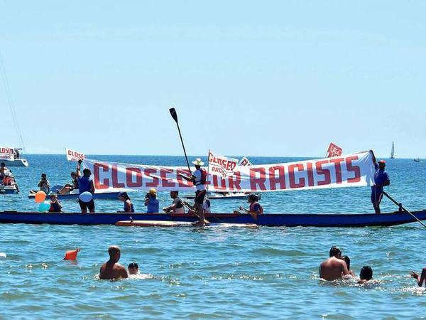 Einheimische und Urlauber demonstrieren vor der sizilianischen Hafenstadt Catainia, in der das Schiff der Identitären ursprünglich anlegen wollte.
