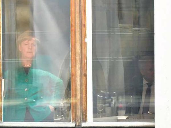 Das Konturlos. Angela Merkel am Mittwoch, im Hintergrund Horst Seehofer.