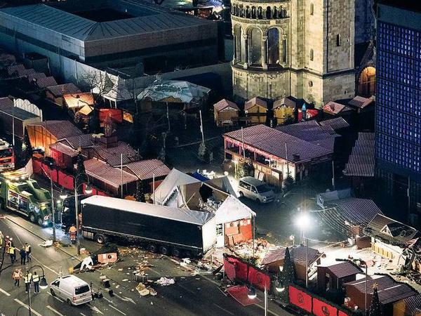 Verwüstet. Am 19. Dezember 2016 raste Anis Amri mit einem LKW in den Weihnachtsmarkt auf dem Breitscheidplatz, zwölf Menschen starben, fast 70 wurden verletzt.