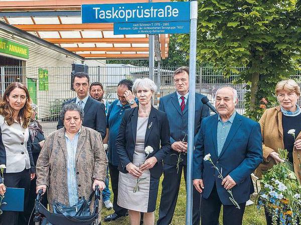 2014 kommt Barbara John (rechts) mit Angehörigen von NSU-Opfern zur Benennung einer Straße nach dem ermordeten Gemüsehändler Süleyman Tasköprü in Hamburg.