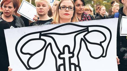 Eure Kirche, mein Körper. In Polen dürfen Frauen nicht selber über einen Schwangerschaftsabbruch entscheiden.