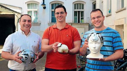 Rami Shacour, Ehab Shakour und Yousef Badran sind drei der vier Gründer von Innosphere, der Helm ihre Erfindung.