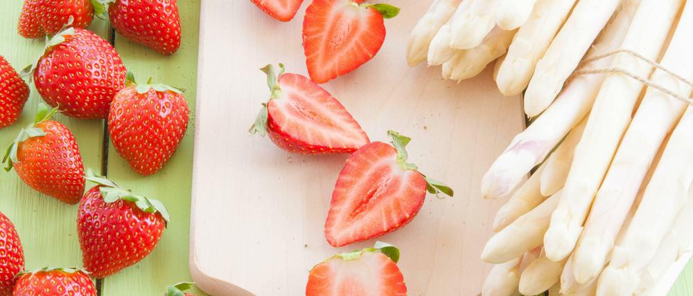 Den Spargel kann man mit Erdbeeren, gehackten Mandeln und Minzblättern wie einen Salat anrichten.