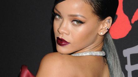 Auch Rihanna tönt ihre Harre Anthrazit. Dabei war graues Haar bis vor Kurzem noch ein Grund, sich zu schämen.