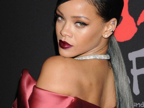 Auch Rihanna tönt ihre Harre Anthrazit. Dabei war graues Haar bis vor Kurzem noch ein Grund, sich zu schämen.