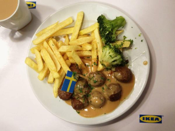 Egal ob Hot Dog oder Köttbullar, bei Ikea wird gern gegessen.