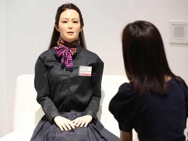 Der Japaner Hiroshi Ishiguro baute diese Roboter-Frau. Otanoroid sieht dem Menschen verblüffend ähnlich.