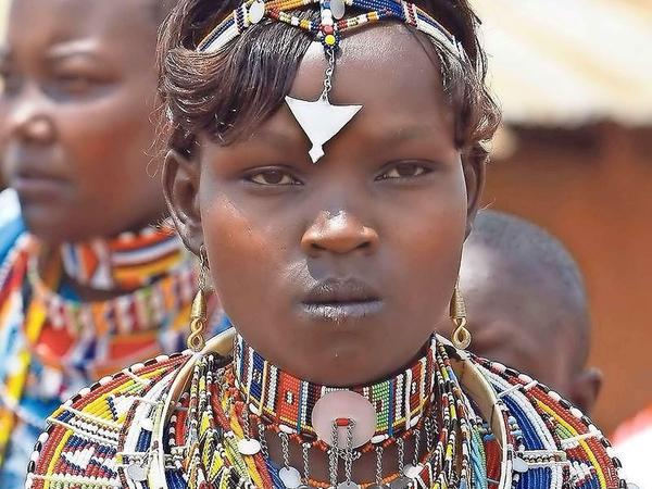 So wird eine Braut bei den Massai in Kenia geschmückt