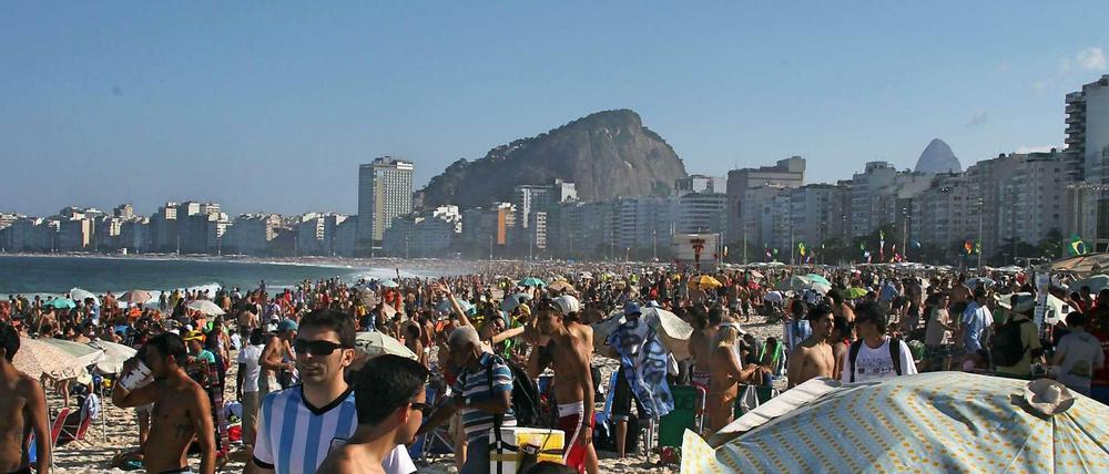 Berühmtheit. Die Copacabana ist vier Kilometer lang. Sie ist ein künstlicher Strand, wurde immer wieder erwweitert.