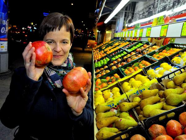 Meike Adam kauft Obst und Gemüse bei einem türkischen Händler.