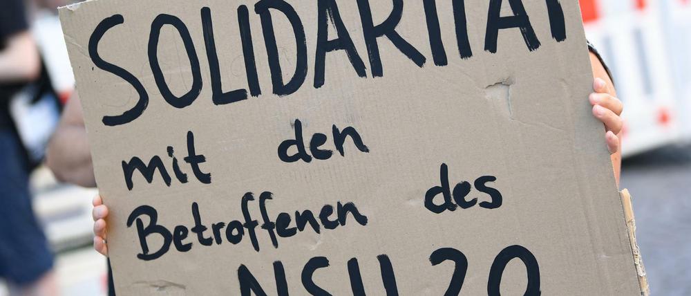 Eine Demonstrantin bekundet auf einer Demonstration in Wiesbaden ihre Solidarität mit den Empfängern der rechtsextremen Drohschreiben.