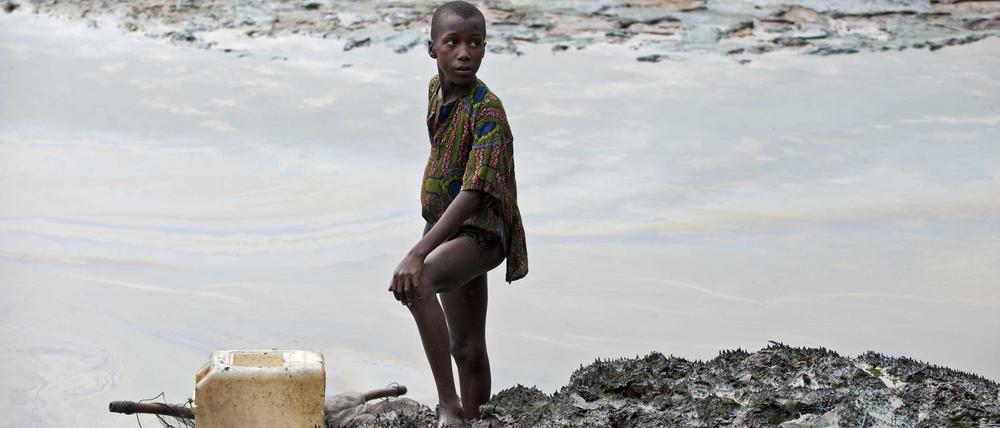 Ein Junge steht am Ufer eines ölverschmutzten Baches in der Nähe von Goi in Nigeria (Symbolbild).