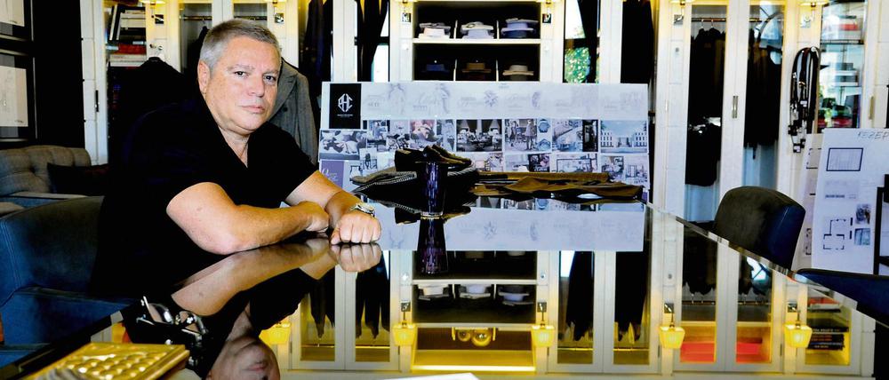 Klare Formen. Patrick Hellmann, der Designer und Herrenschneider, empfängt in seinem Showroom am Ku’damm.