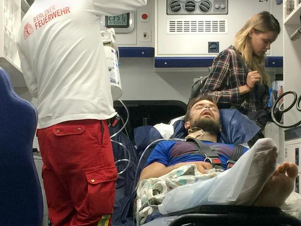 Der erkrankte Pjotr Wersilow, ein Mitglied der russischen Polit-Punk-Band Pussy Riot, kommt mit einem Ambulanzflug auf dem Flughafen Schönefeld an.