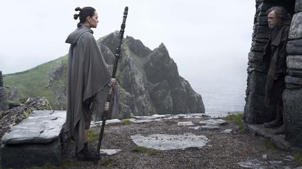 Die Sternenkrieger Rey (Daisy Ridley links) und Luke Skywalker (Mark Hamill) treffen zum ersten Mal aufeinander – auf der Insel Skellig Michael.