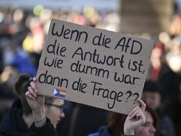 „Wenn die AfD die Antwort ist, wie dumm war dann die Frage?“ In Rottenburg kamen am 23. Januar 2024 mehr als 4000 Teilnehmer zu einer Kundgebung gegen Rechtsextremismus zusammen.