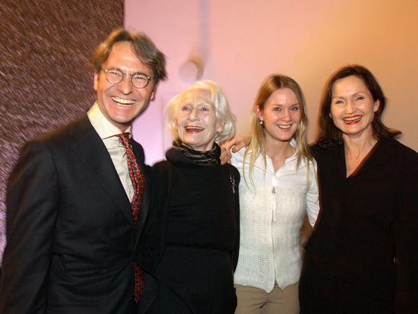 Die Künstlerfamilie. Regisseur Michael Knof, Inge Keller, ihre Enkelin Pauline Knof und Tochter Barbara Schnitzler (v.l.n.r.).