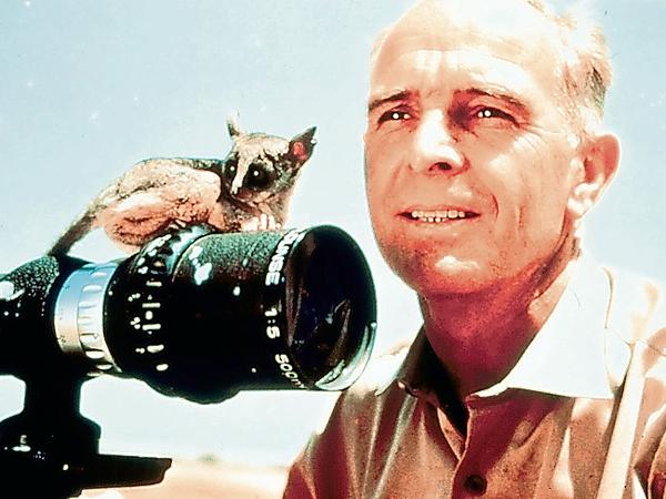 Bernhard Grzimek, 1959 während der Dreharbeiten des Films "Serengeti darf nicht sterben"