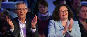 Schicksalsgenossen. Scheitert Carsten Sieling am 26. Mai, gerät auch die SPD-Vorsitzende Andrea Nahles unter noch größeren Druck.