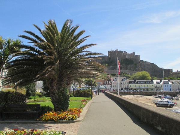 Im Mittelalter befestigten die Normanen die Insel: Die Festung Mont Orgueil über dem kleinen Ort Gorey.